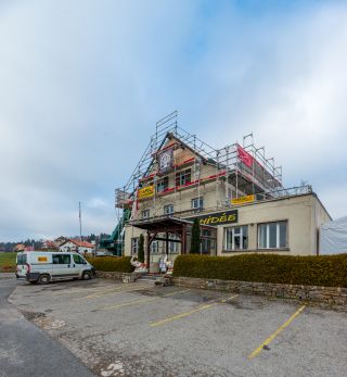 Rénovation d'une toiture avec pose de Velux à La Chaux-de-Fonds au restaurant Le Siam