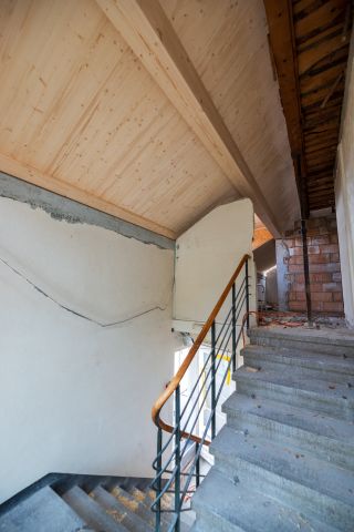 Rénovation d'une toiture avec pose de Velux à La Chaux-de-Fonds au restaurant Le Siam