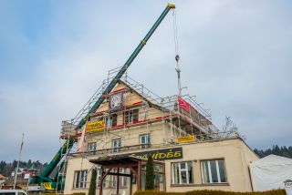 Rénovation d'une toiture avec pose de Velux à La Chaux-de-Fonds au restaurant Le Siam