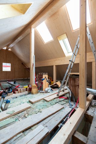 Rénovation d'une toiture avec pose de Velux à La Chaux-de-Fonds au restaurant Le Siam
