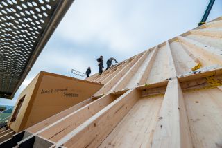 Rénovation d'une toiture avec pose de Velux à La Chaux-de-Fonds au restaurant Le Siam